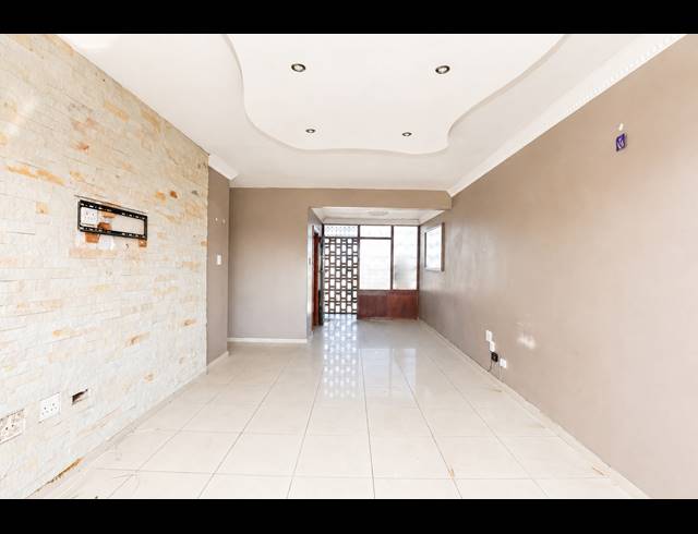 2.5 BEDROOM APARTMENT FOR SALE IN GLENWOOD